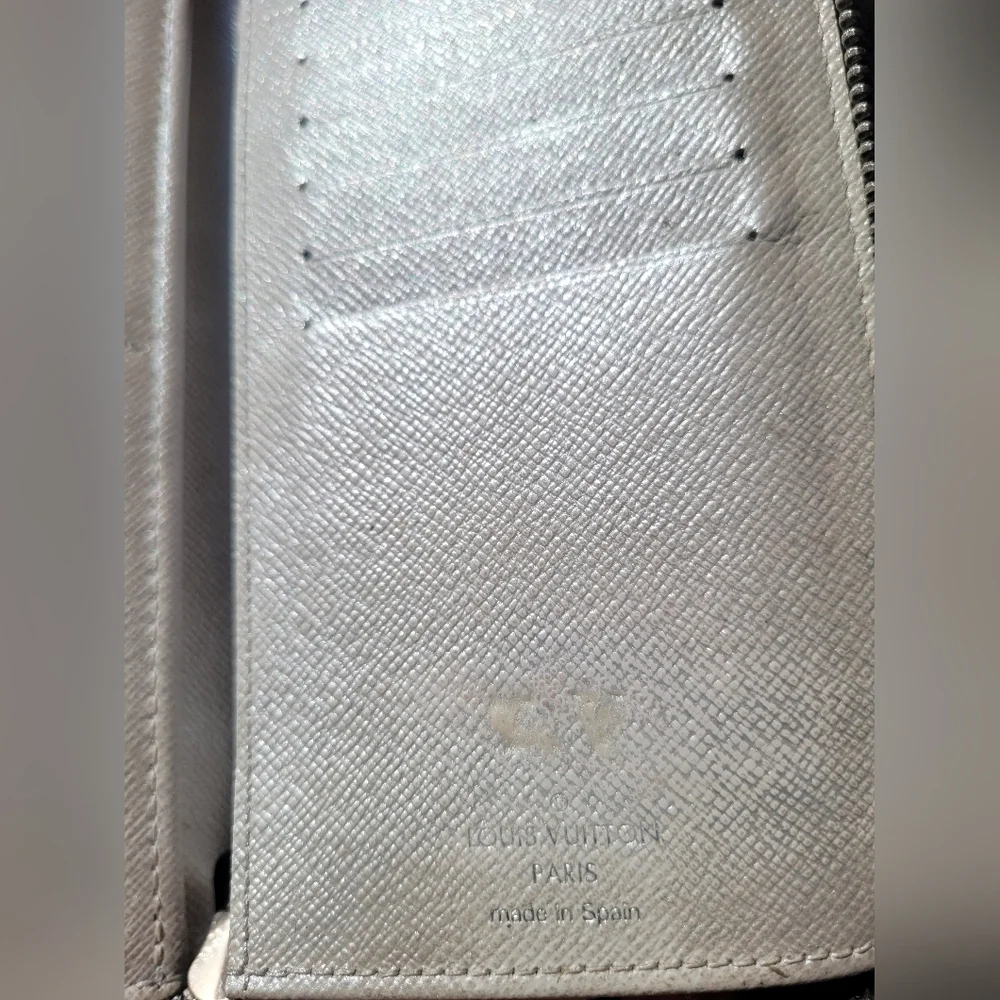 Louis Vuitton Taigarama Vertical Unisex Wallet